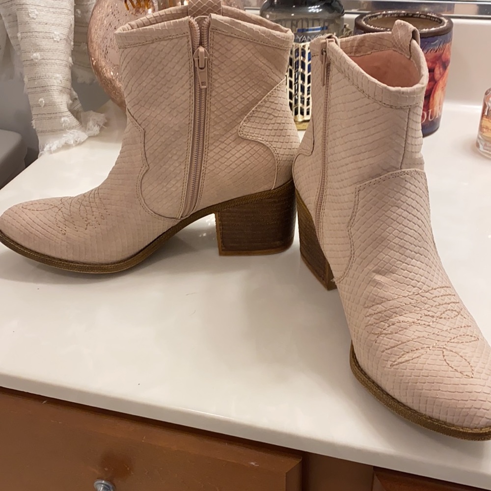 Dirty laundry size 8 booties, never worn!!! Blush pink color